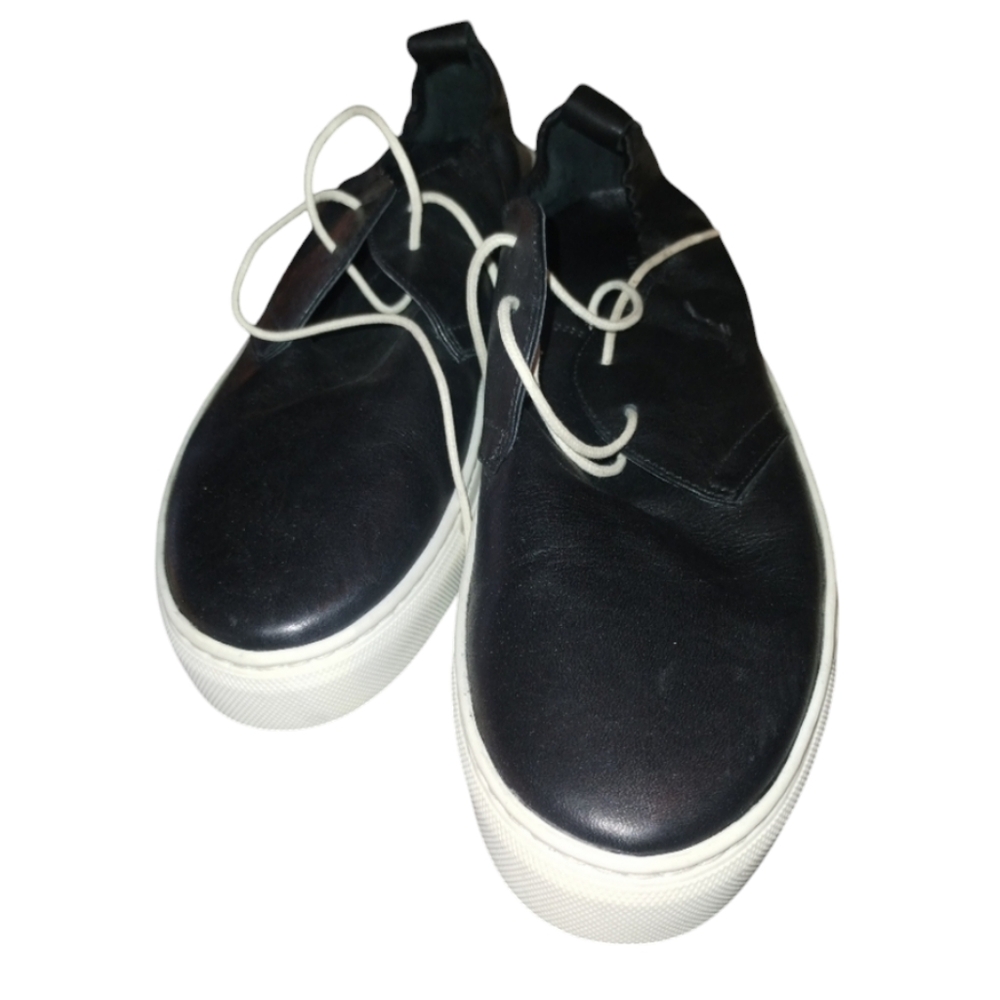 The Flexx NWT leather lace up sneaker size 8, black white laces
